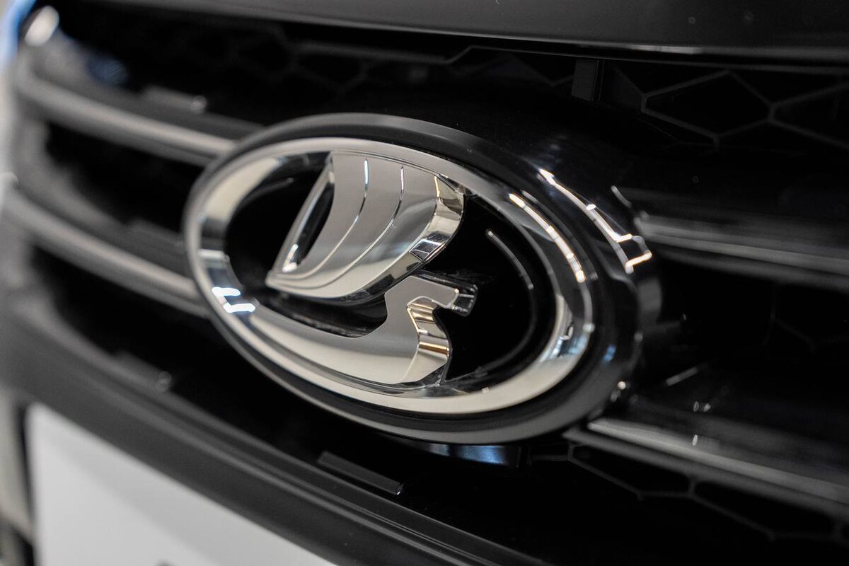 Lada e-Aura могут выделить в отдельный бренд. Об этом президент АВТОВАЗа Максим Соколов рассказал в интервью агентству РБК в конце сентября (этого года).