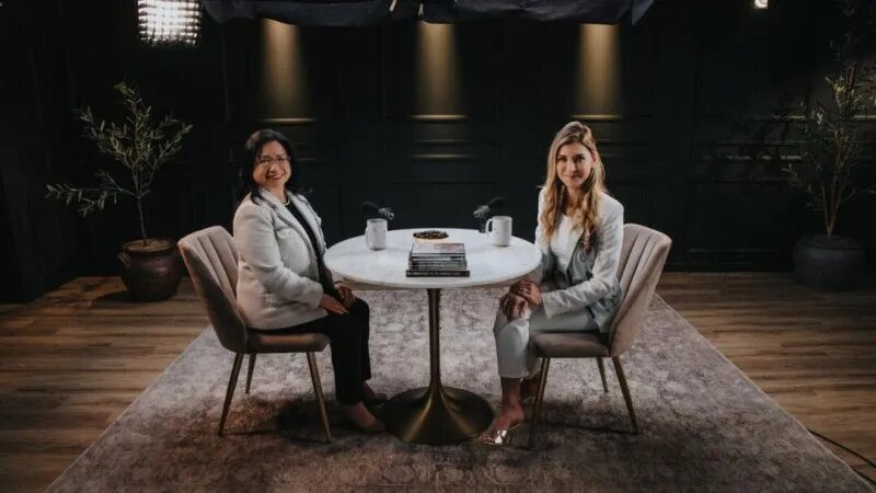 Генеральный директор Epoch Times Дженис Трей и ведущая подкаста PragerU «Настоящий разговор» Марисса Стрейт в студии во время интервью, которое вышло в эфир 13 ноября 2024 года. (Courtesy of PragerU)