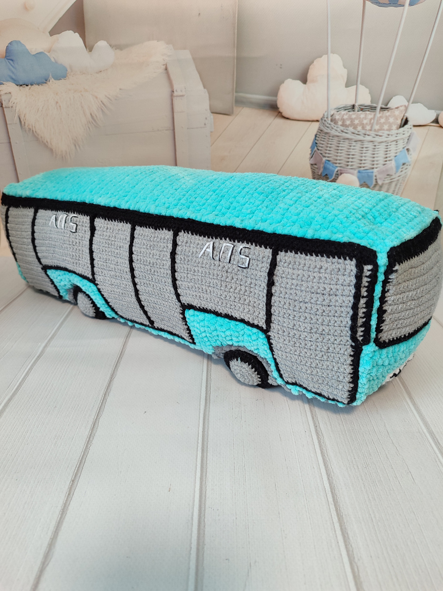 Этот автобус я вязала 24 часа, а собирала часов 5.