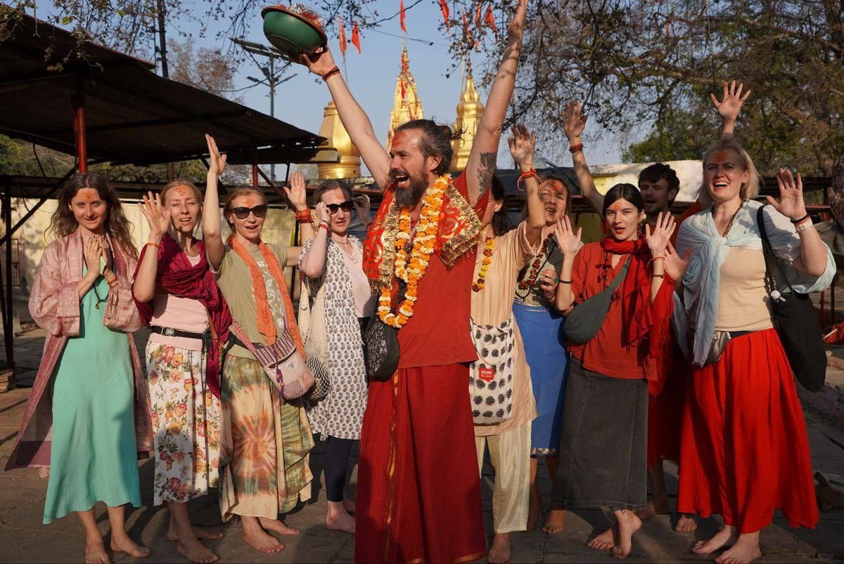 Аджай Гири с группой на Кумбха меле