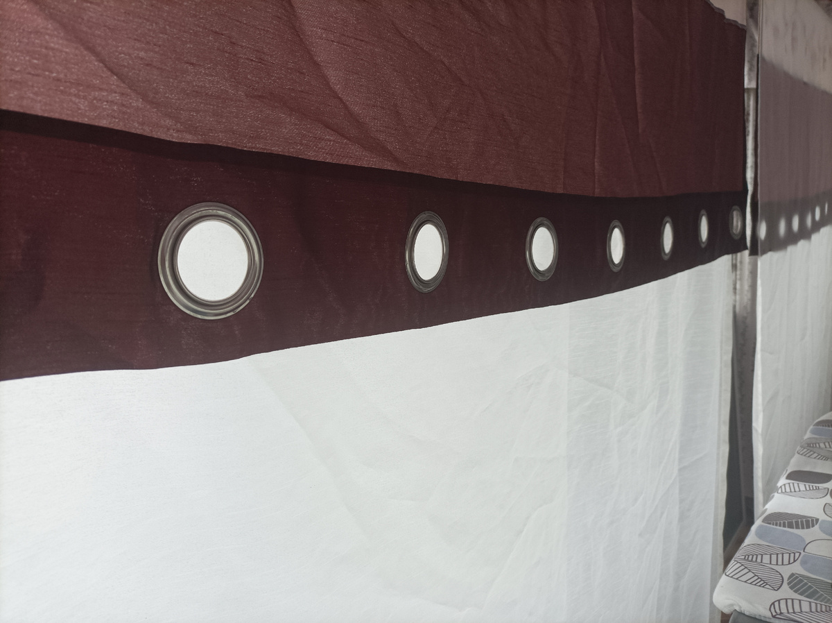 Шторы сушатся на балконе