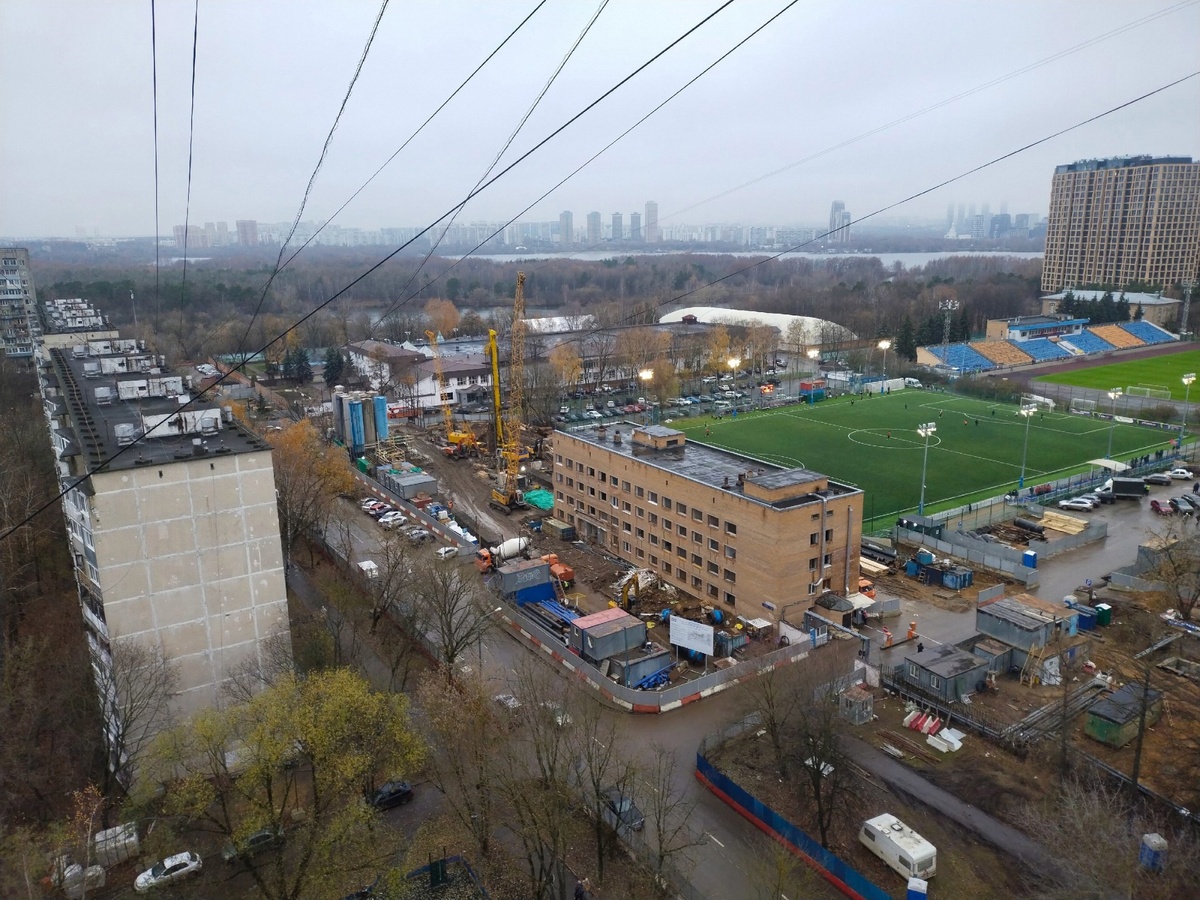 📷 1.1: Продолжаются работы по устройству стены в грунте (ограждения будущего котлована) в западной части будущей станции, со стороны 🚇 «Строгино». Работает бентонитовый узел.