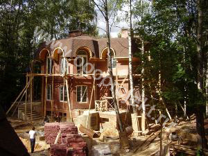 Одним из важных критериев при строительстве домов является выбор его типа. Сначала необходимо определиться с видом материала, из которого будет возводиться сооружение. В современном мире выбор типов строительного материала для стен довольно велик. Дом может быть:

•кирпичным;
•из пеноблоков;
•из газобетонных блоков;
•каркасным;
•из сэндвич-панелей;
•из сруба;
•из бруса.
В зависимости от того, какой вид материала будет использоваться для возведения стен, подбирается подходящий тип фундамента, что является самой важной деталью при возведении любой постройки. Именно от правильно подобранного, а также правильно и качественно возведенного фундамента будет зависеть прочность и долговечность всей конструкции.

Существуют следующие типы фундамента:
ленточный;
столбчатый;
свайный;
плитный.
В завершении подбирают материал для кровли, выбор которого тоже довольно широк.

Варианты строительства домов
Наиболее распространенным, в последнее время, стало строительство дачных видов домов и загородных коттеджей. Большинство горожан желают оценить преимущества загородных домов не только для того чтобы проводить там отпуска и выходные, отдыхая от городской суеты, но и для постоянного проживания.