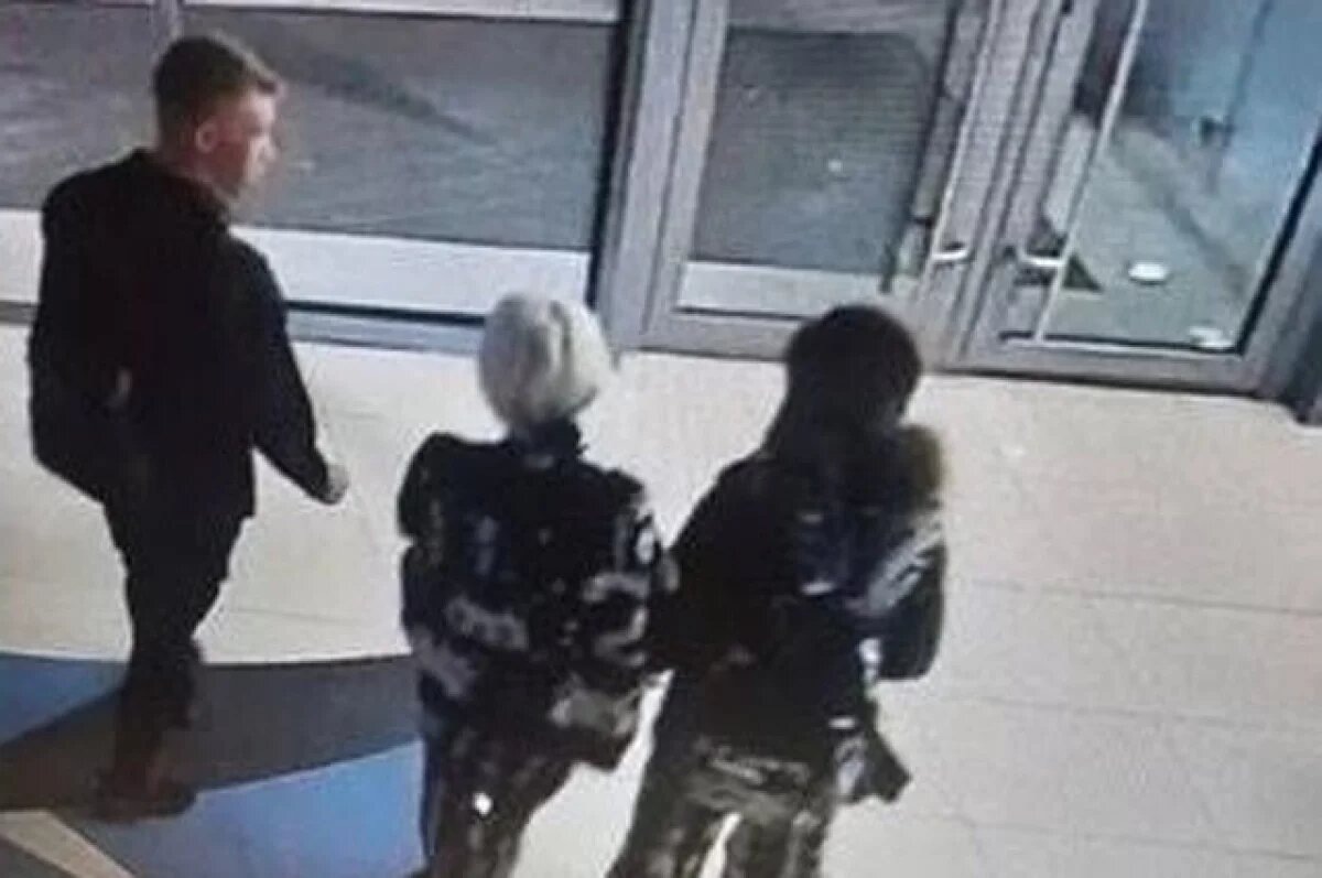 Незнакомец, .. но с ним ли они ехали или нет, неизвестно... 