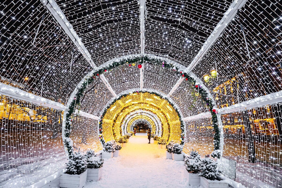 рождественая подсветка новогодних бульваров. Фото вязто и google