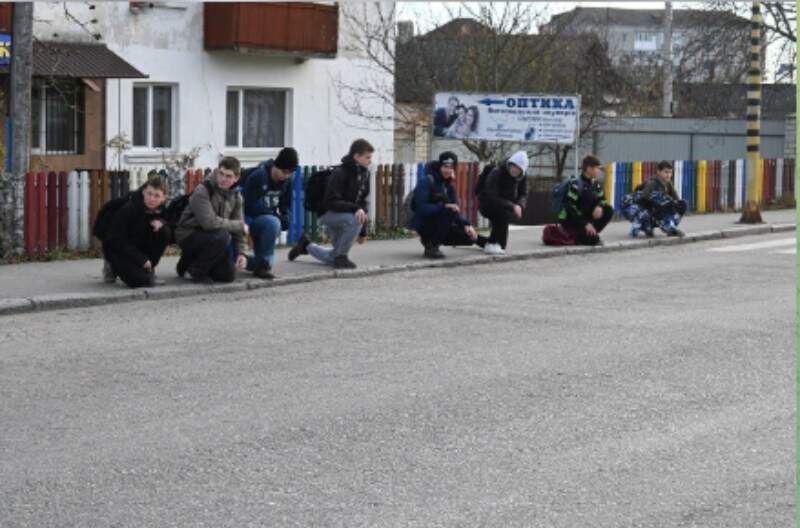   Украинцев заставляют преклонять колени перед похоронной процессией. Фото: т-г "Укропский фреш"