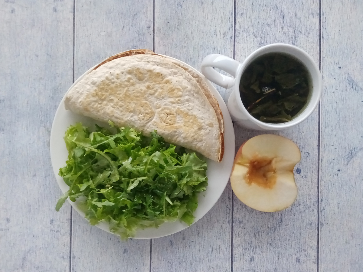 Завтрак. Лаваш с яйцом, курицей и сыром, салат, яблоко, чай.