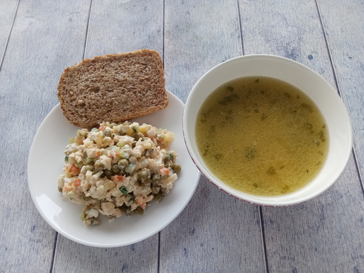 Обед. Оливье, хлеб и чечевичный суп.