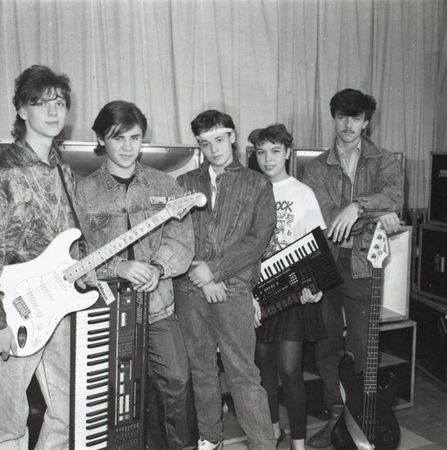 Один из первых шагов к славе: Сергей Жуков в составе димитровградской группы «Вася». Фото со страницы https://rukivverh.ru/biography