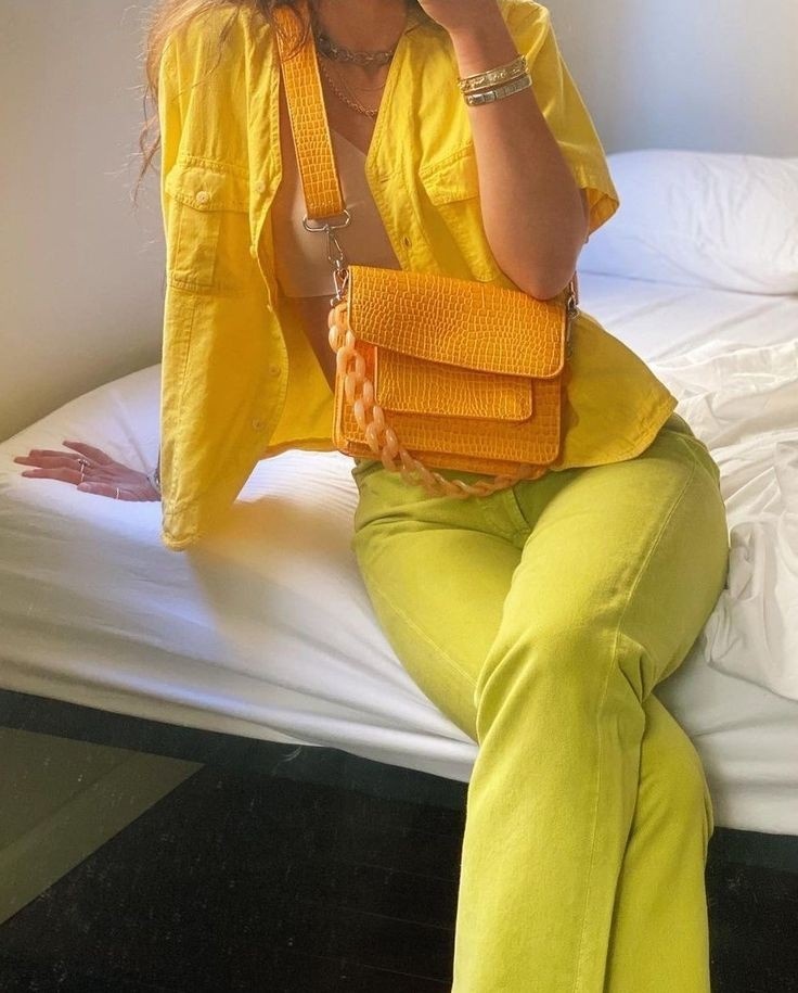 Люди,которые увлекаются модой,обязаны знать о цветах популярных на данное время. Многим стилистам полезно знать о ходовых цветах,чтобы именно их клиент выделялся на фоне других людей, отражая свою индивидуальность!