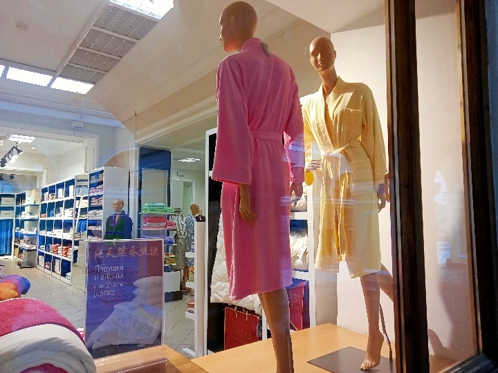 Гостинка и ее "одомашненные" манекены