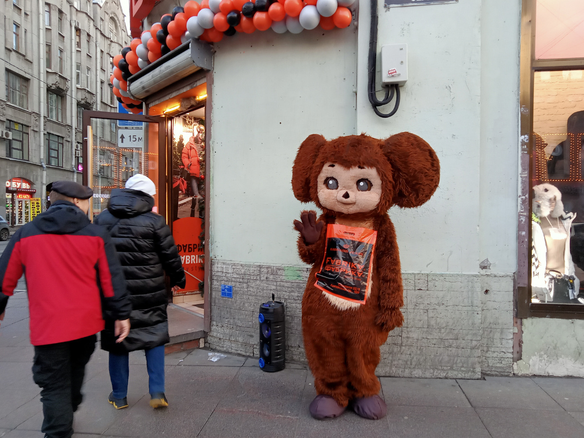 Зазывала на углу Апраксина переулка и Садовой