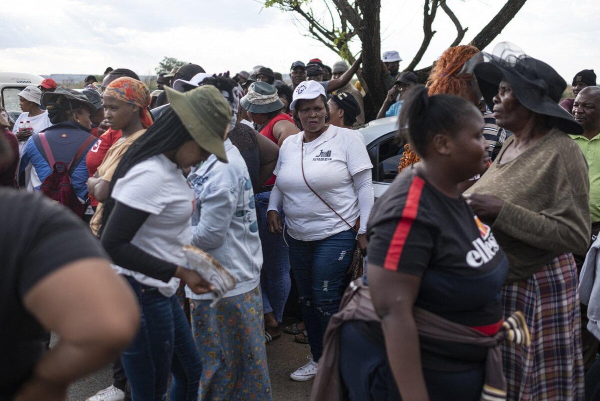    Протестующие против попыток полиции оставить их мужей или родственников шахтёров без еды и воды в Стилфонтейне. AFP