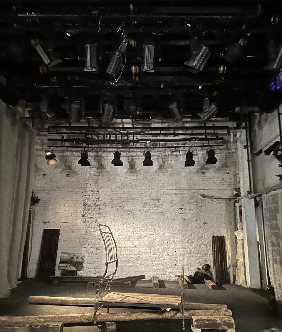 Сценография. Спектакль «Вишневый сад» в театре Около. Фото автора.