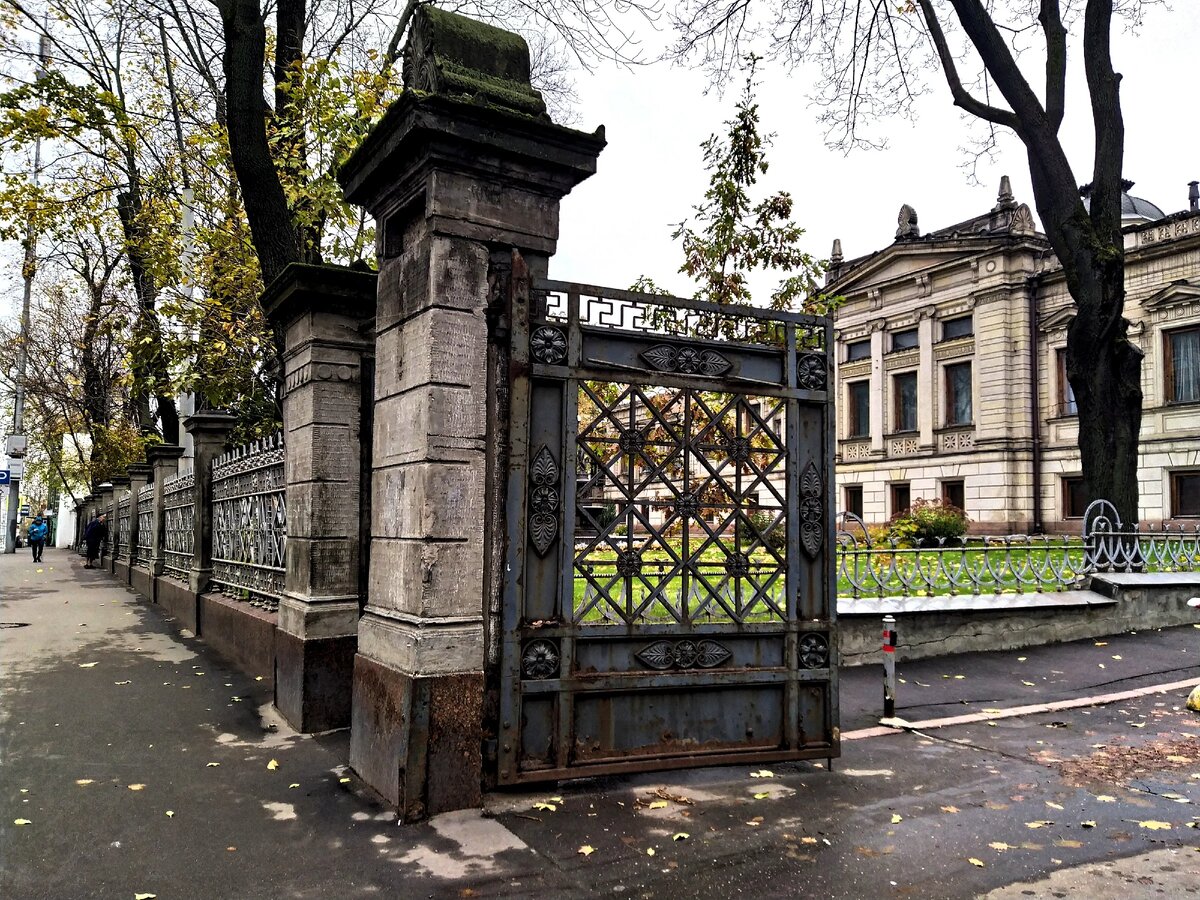 Дом с садом на Новой Басманной улице в Москве. Снимки из интернета 