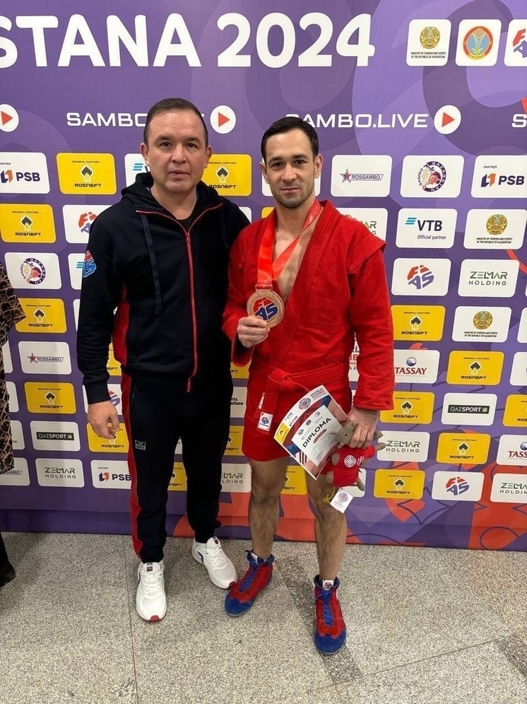     Александр Федоров и тренер Сергей Пегасов (справа налево). Фото: "Чебоксары-Самбо"