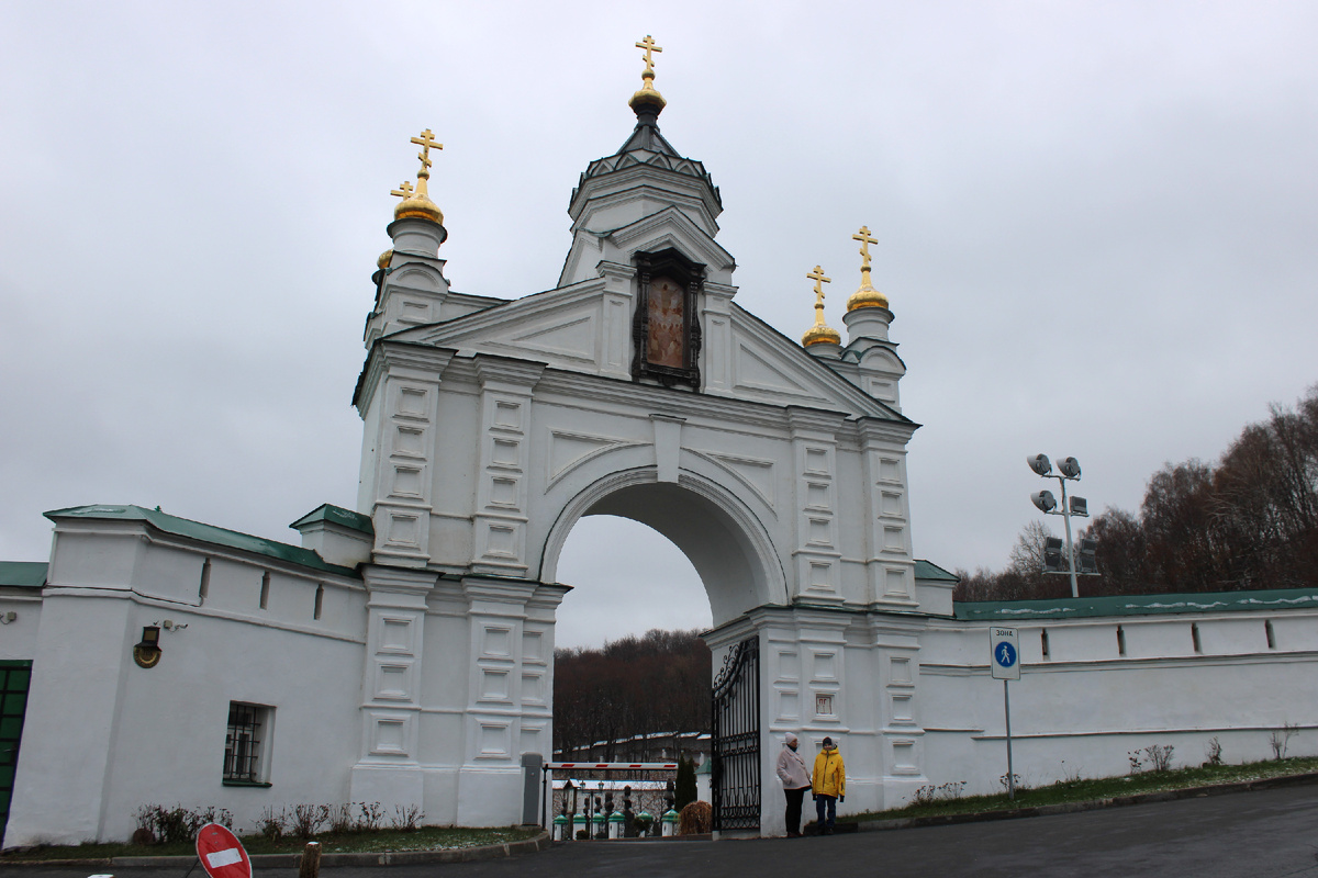 Святые врата в монастыре. Источник: фото автора