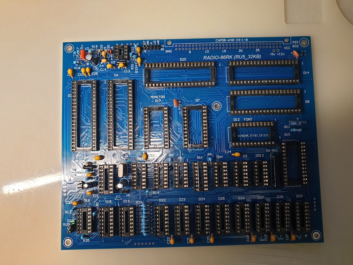 Установленные панельки и мелкие детальки на плату компьютера "Радио-86РК".
