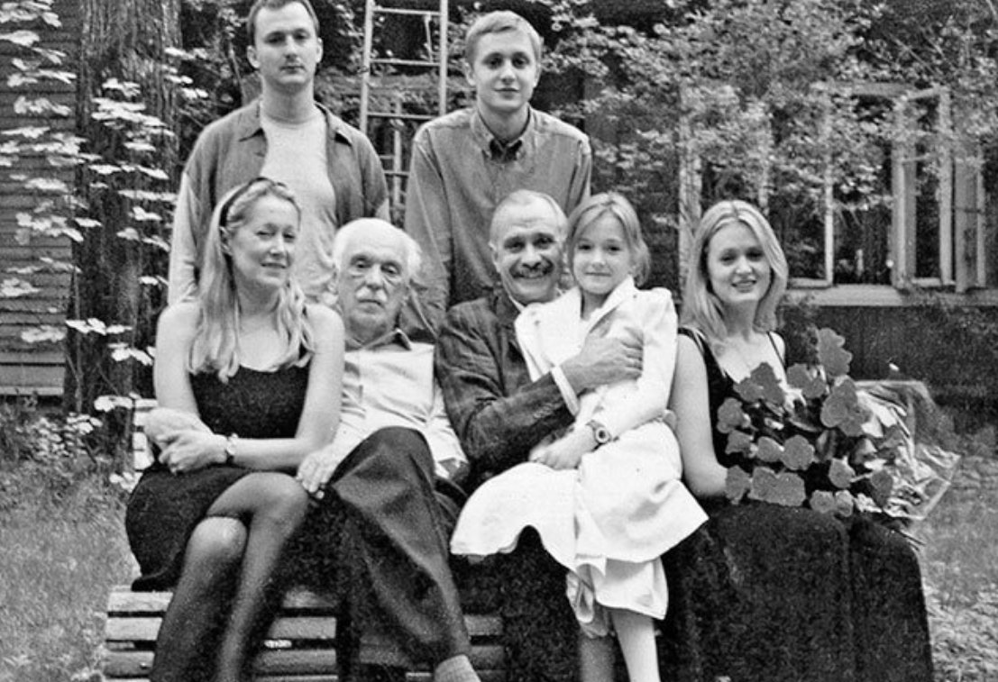 Сергей Михалков с сыном, внуками и снохой