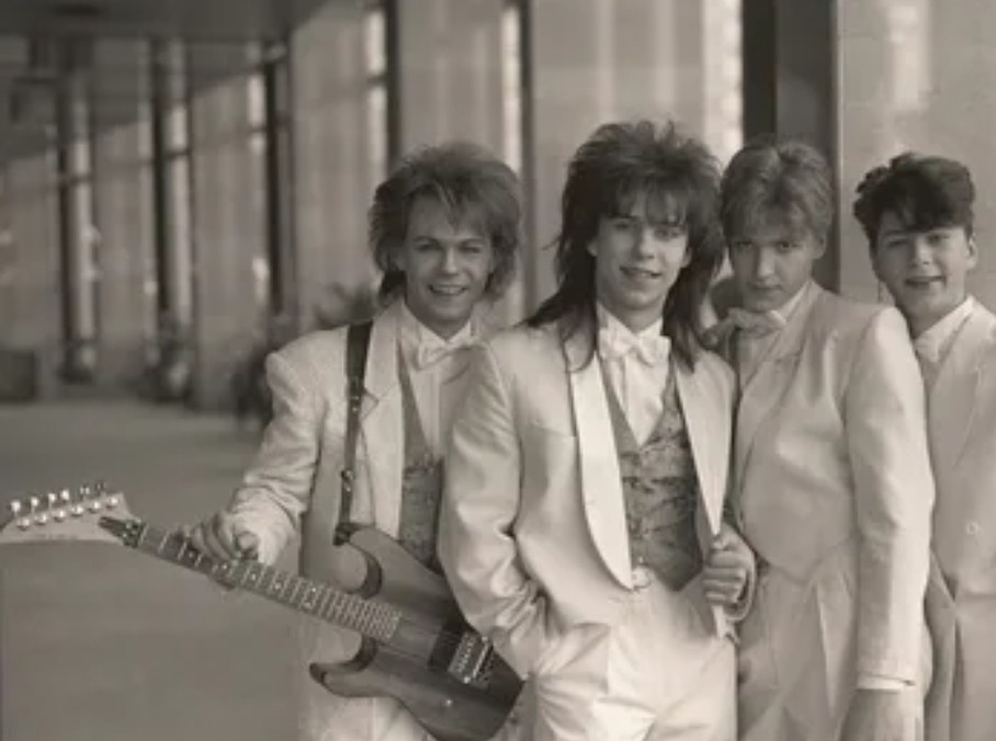 Группа "На-на". Володя Лёвкин с гитарой. 