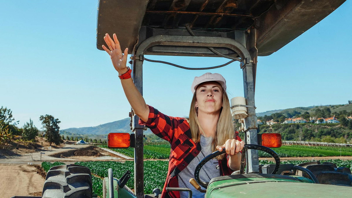 Авторский коллаж. Примеряю трактор в Фотошопе. Я себе на нем уже нравлюсь!