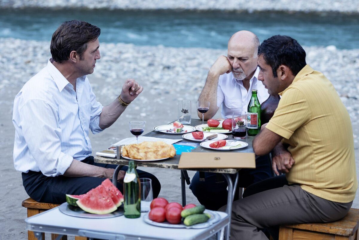 Как советская милиция, по мысли российских киноделов, преступников искала. Идиллия на фоне моря... Кадр из "Противостояния" 2024 года. Фото: kinofilmpro.ru