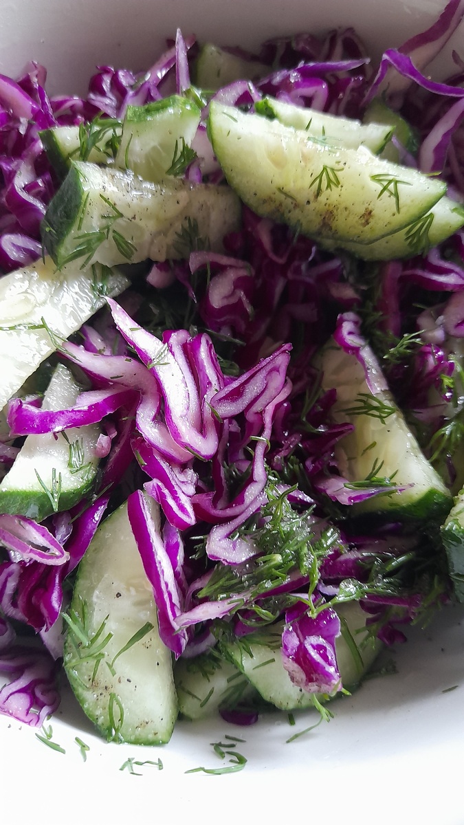 Салат из краснокочанной капусты со свежим огурцом