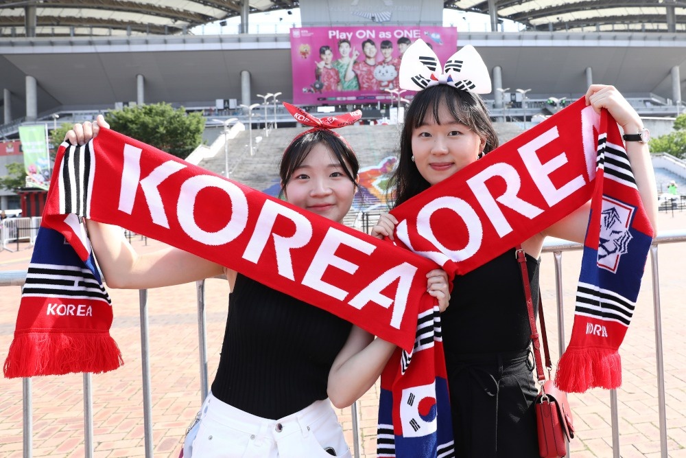    В Южной Корее у национальной сборной масса почитателей, в том числе и школьницы. К турниру местной клубной лиги внимание не такое сильное. / GettyImages