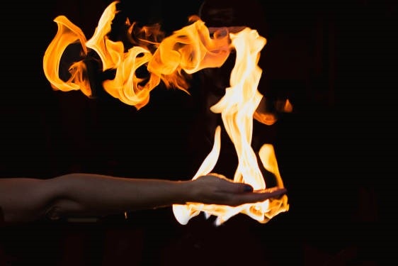 К чему горят мужская правая ладонь