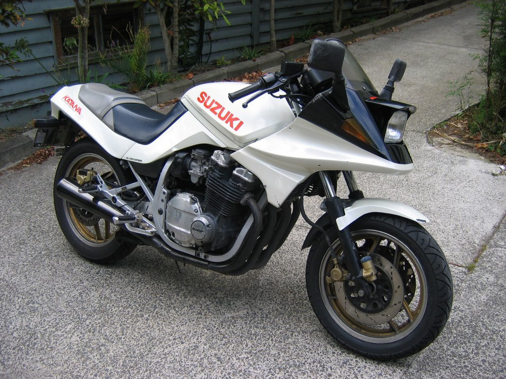 Не обошла эта мода даже мотоциклы: на фото легендарный Suzuki Katana