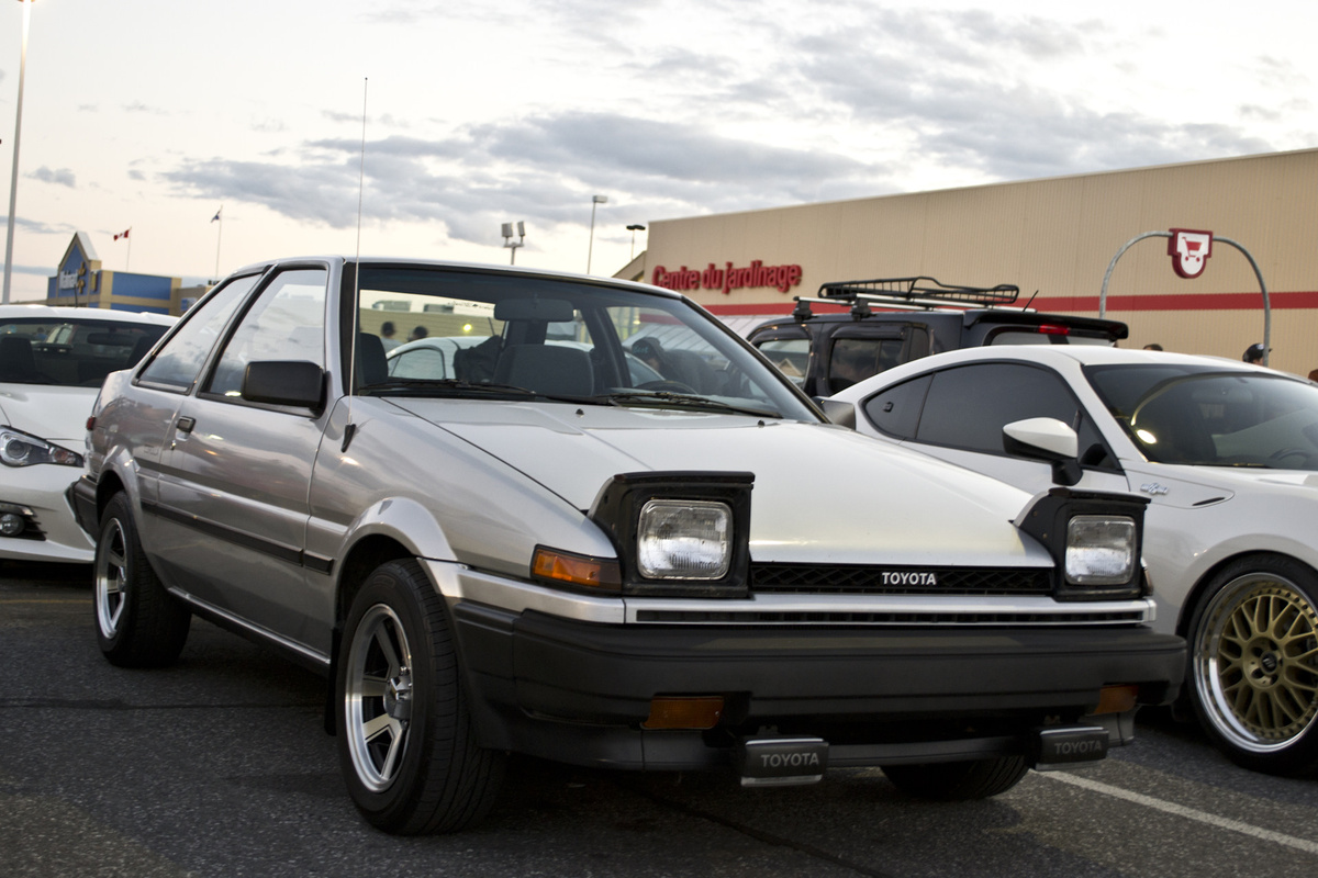 Купе Toyota AE86 со слепой оптикой, она же — хачироку