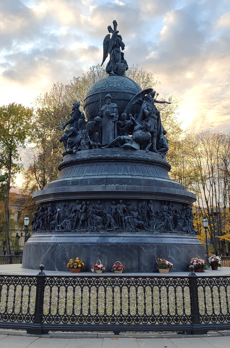 Для справки: общая высота памятника 15,7 м; диаметр гранитного постамента — 9 м; вес бронзового литья — 65,5 тонны. Авторы проекта: график и живописец Михаил Микешин, скульптор Иван Шредер и архитектор Виктор Гартман. 