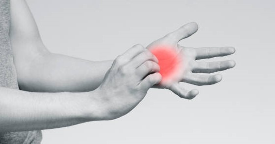 к чему горит вся левая рука или левая ладонь