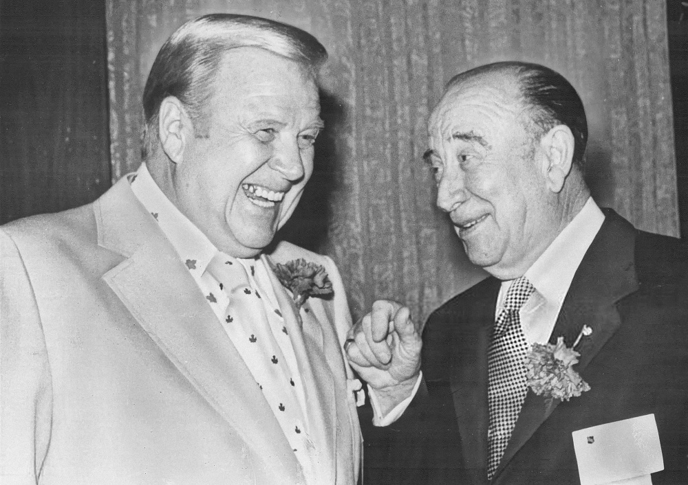  Харольд Баллард и Джон Ахерн - оба были ярыми противниками проведения серии СССР - Канада. Снимок сделан на церемонии введения в Зал хоккейной славы в Торонто