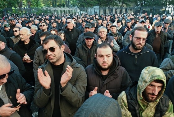    Сторонники оппозиции слушают выступление лидера оппозиции Адгура Ардзинбы у здания администрации президента Абхазии в Сухуме