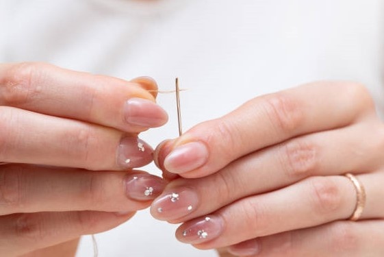 к чему уколоть палец иголкой