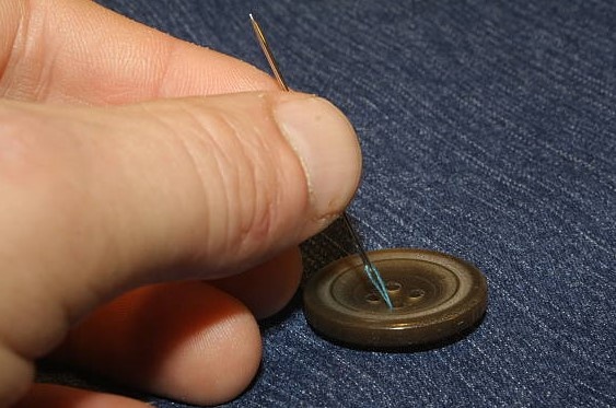 к чему уколоть палец иголкой