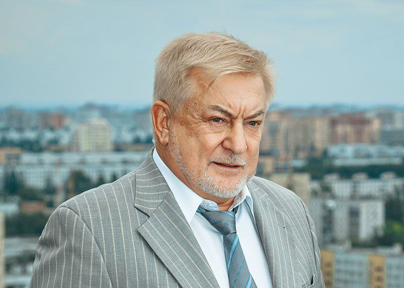 Почётный гражданин города Тольятти, председатель правления ФИА-Банка и Эл-Банка, банкир, Анатолий  Волошин.
