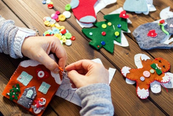 к чему уколоть палец иголкой во время праздничных дней