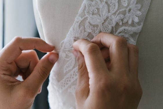 к чему уколоть палец во время праздничных дней