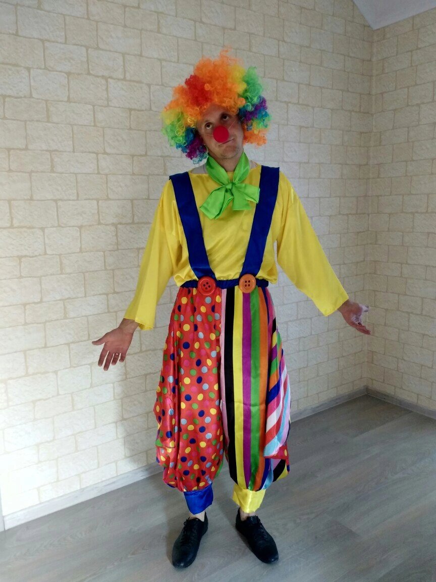 Такой костюм выбрал. Называется Клоун Кеша. А в костюме мой сын Гоша. 🤣