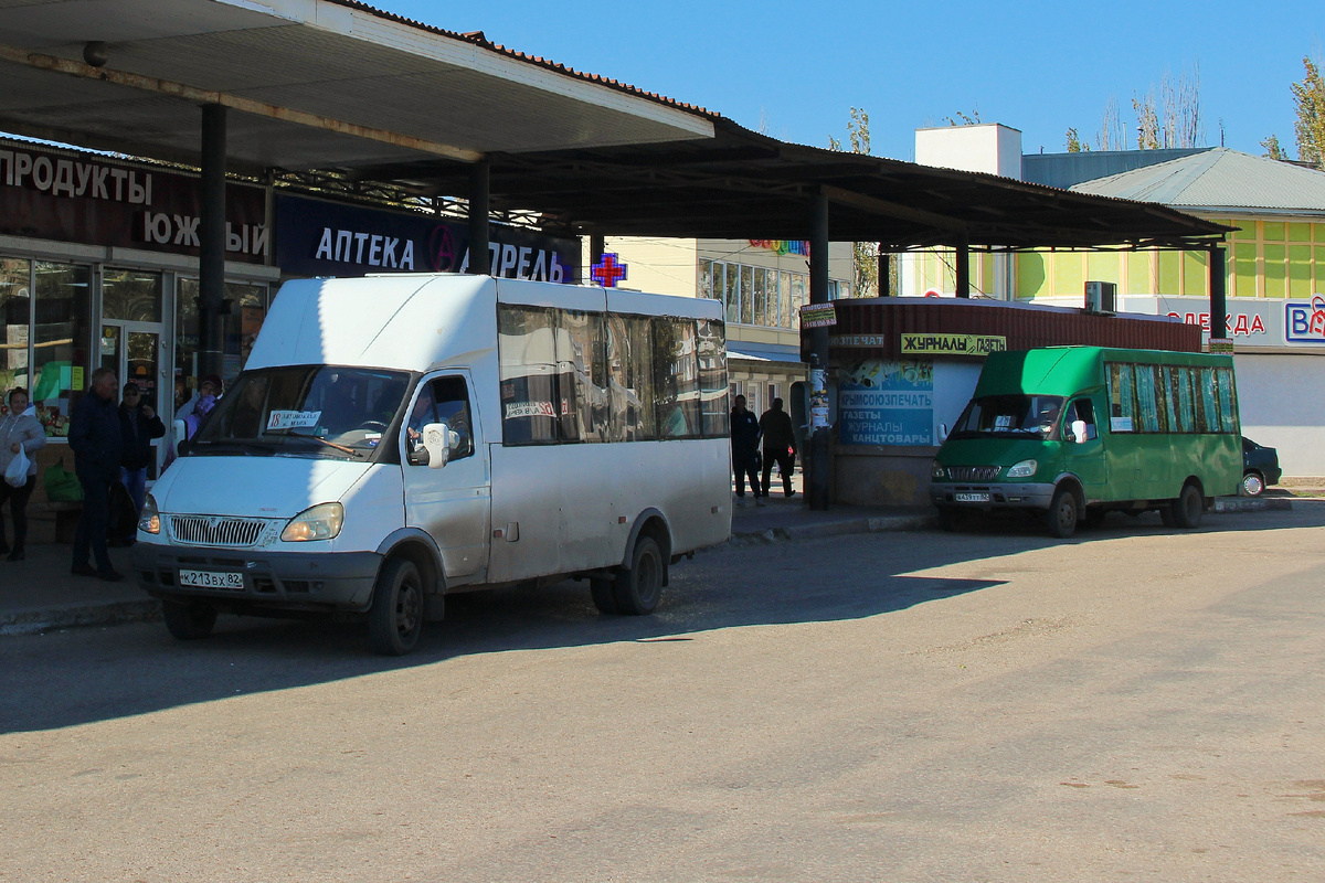 Фото автора. Две маршрутки Рута 20 на автовокзале в городе Керчь 