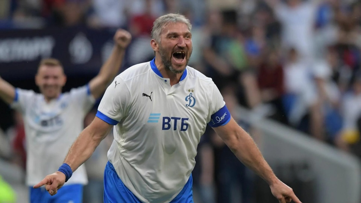 Александр Овечкин забивает и в футболе.