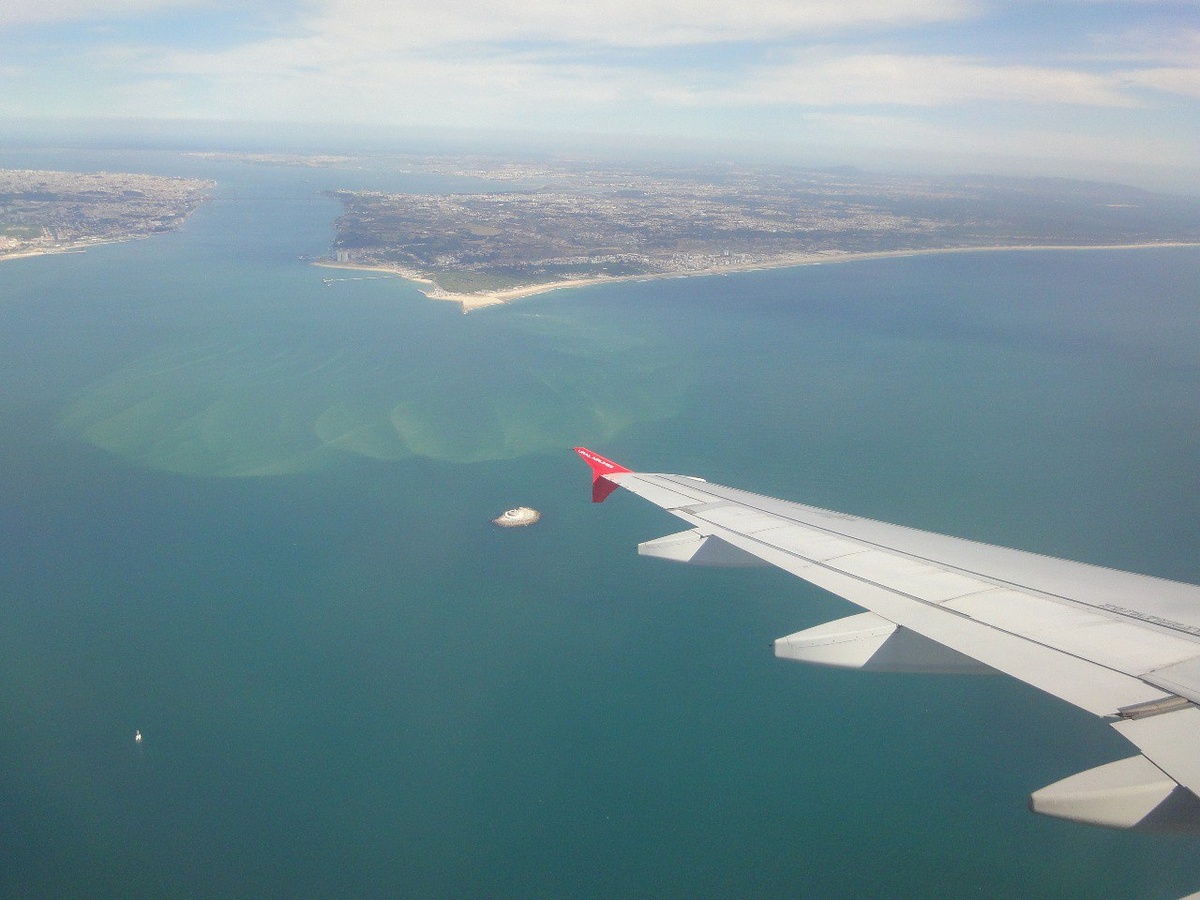 А под крылом самолета уже Атлантика.