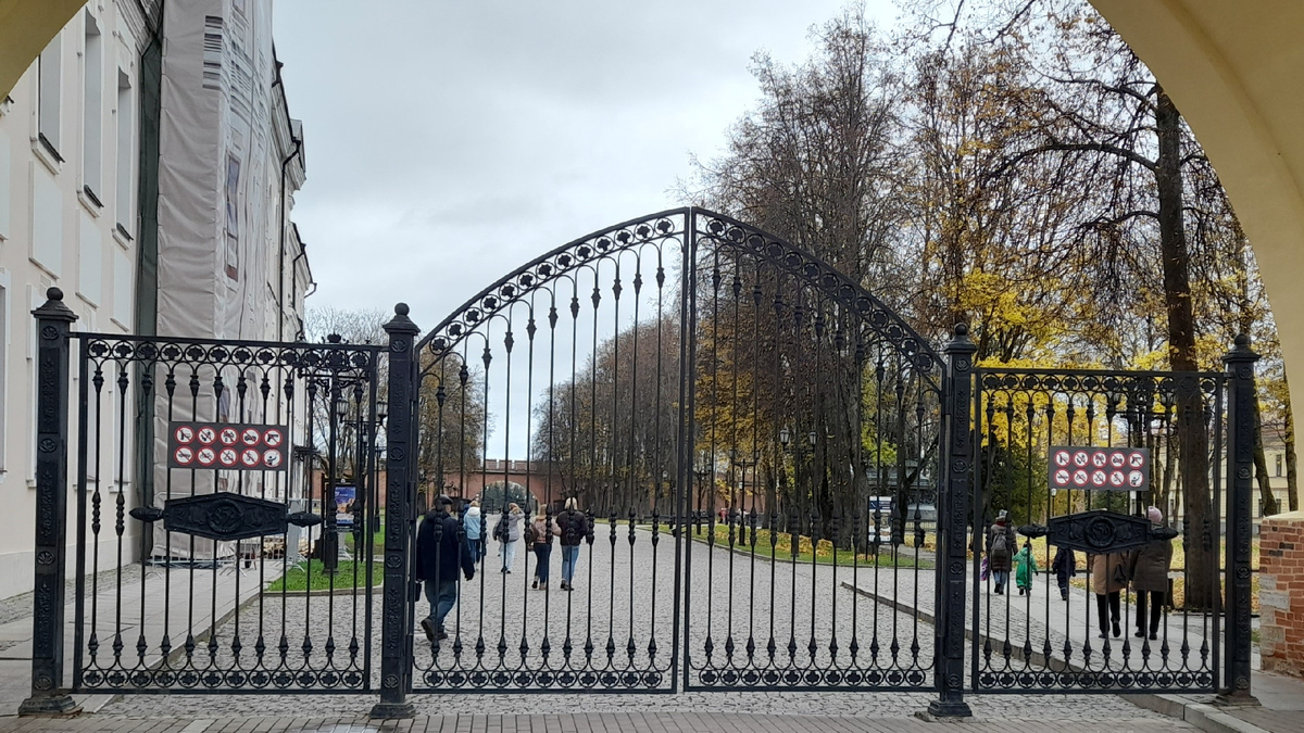 Для справки: Общая площадь кремля внутри стен — 12,1 га. Протяжённость стен — 1487 м, высота стен — от 8 до 15 м. 