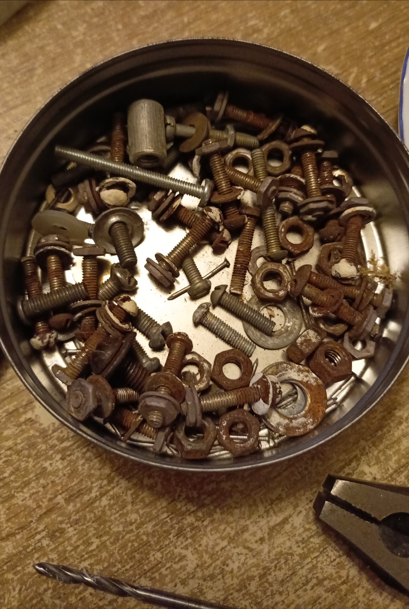 Тут еще и сверло для проделывания отверстий в пробках и плоскогубцы, лень было шуруповерт доставать.