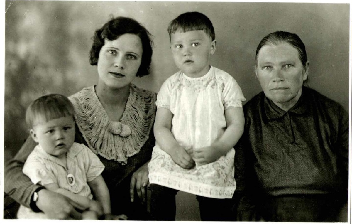 На руках у Лидии моя двоюродная бабушка Тамара, та что повыше и посередине моя бабушка Раиса, самая правая мама Лидии - Александра Кузьминична Качанова