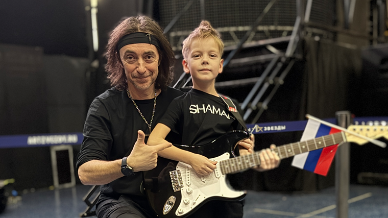    Юный поклонник SHAMAN после яркого выступления на сцене. 5-tv.ru