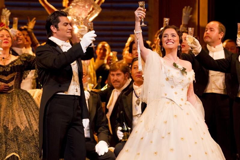 Libiamo, libiamo ne'lieti calici che la bellezza infiora. Поднимем мы дружно бокалы!
