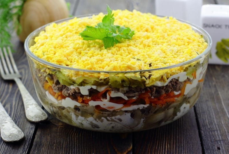 Хорошими рецептами делиться — к счастью! А это хороший рецепт слоеного салата с печенью…